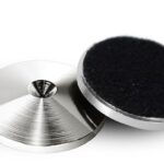 Anwendung von Norstone Counter-spikes unter einem Standlautsprecher.