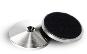 Anwendung von Norstone Counter-spikes unter einem Standlautsprecher.