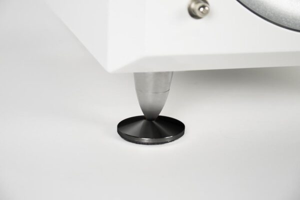 Anwendung von Norstone Counter-spikes unter einem Standlautsprecher.