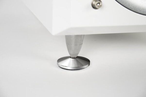 Anwendung von Norstone Counter-spikes unter einem Standlautsprecher.