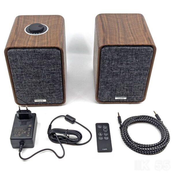 Ruark MR1 Mk3 walnut, view with the accessories